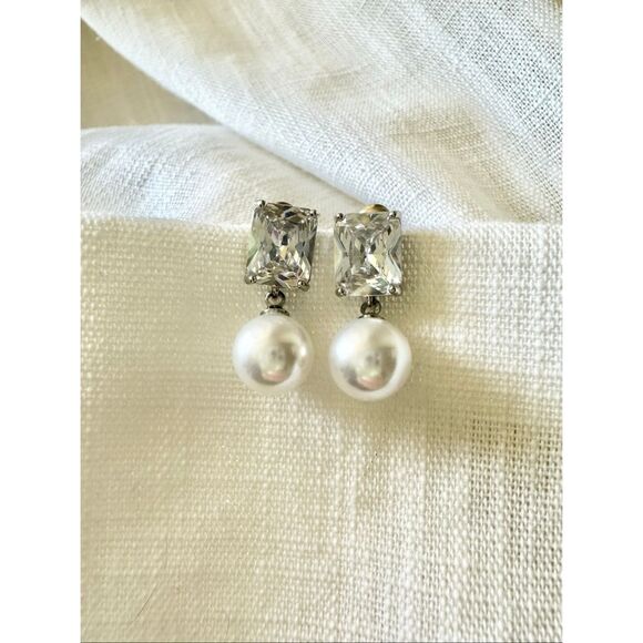 Super sparkly elongated radiant cut cubic zirconia faux pearl drop dangle earrin - Picture 4 of 5